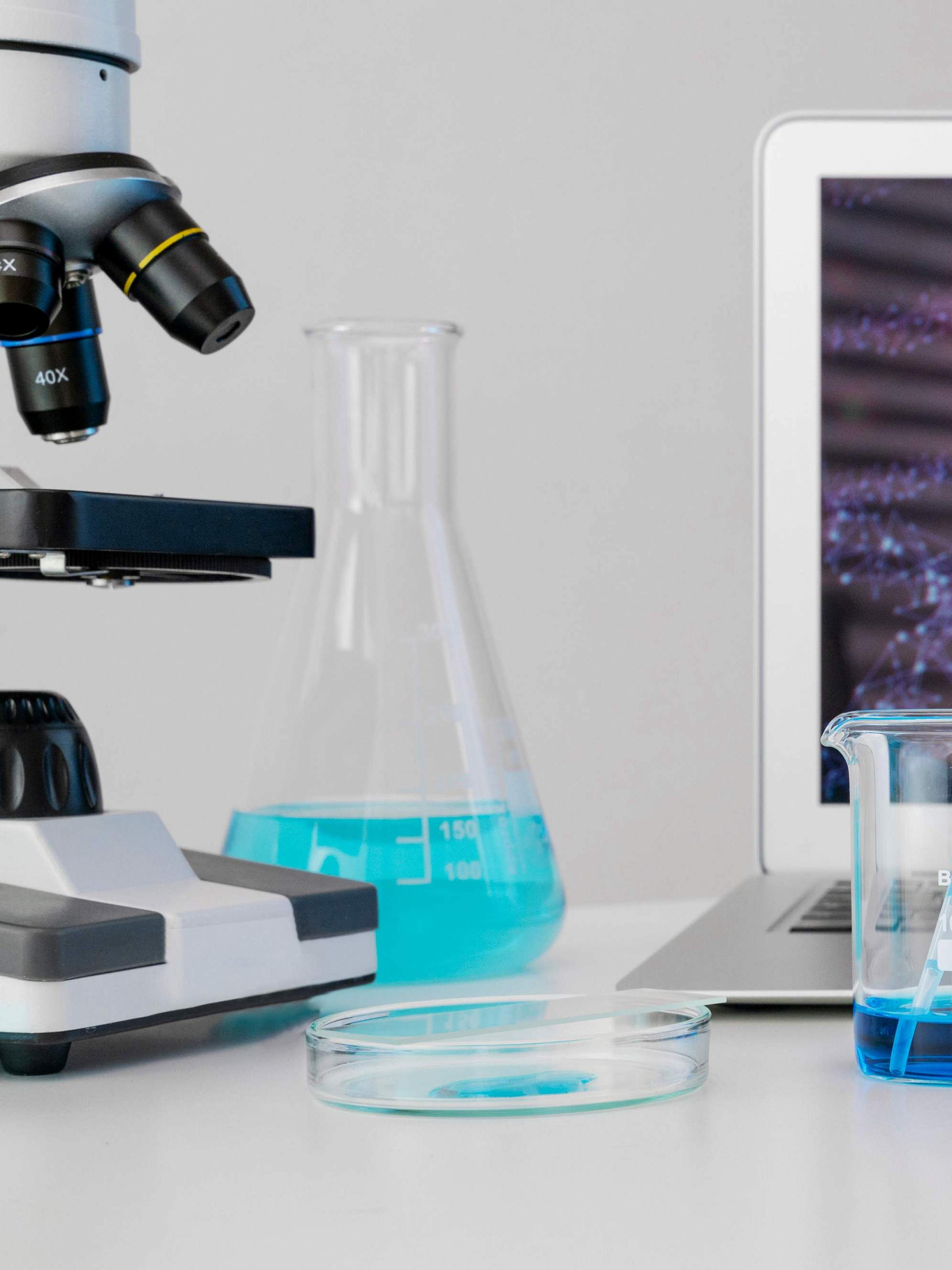 Laboratory supplies: laptop, microscope, three beakers, petri dish